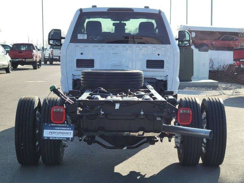 2023 Ford F-450 Super Duty Chassis Cab XLT - Photo 20