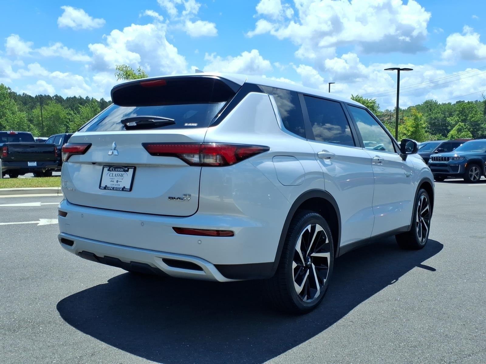 Used 2024 Alloy Silver Metallic Mitsubishi SE image 2