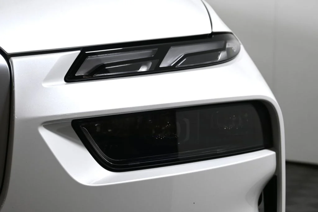 Used 2027 White BMW xDrive40i image 11