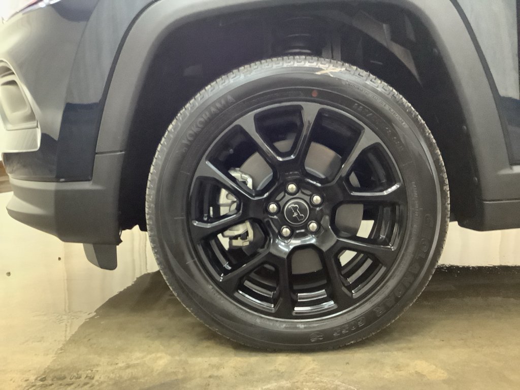 New 2026 Fathom Blue Pearl-Coat Exterior Paint Jeep Latitude image 23