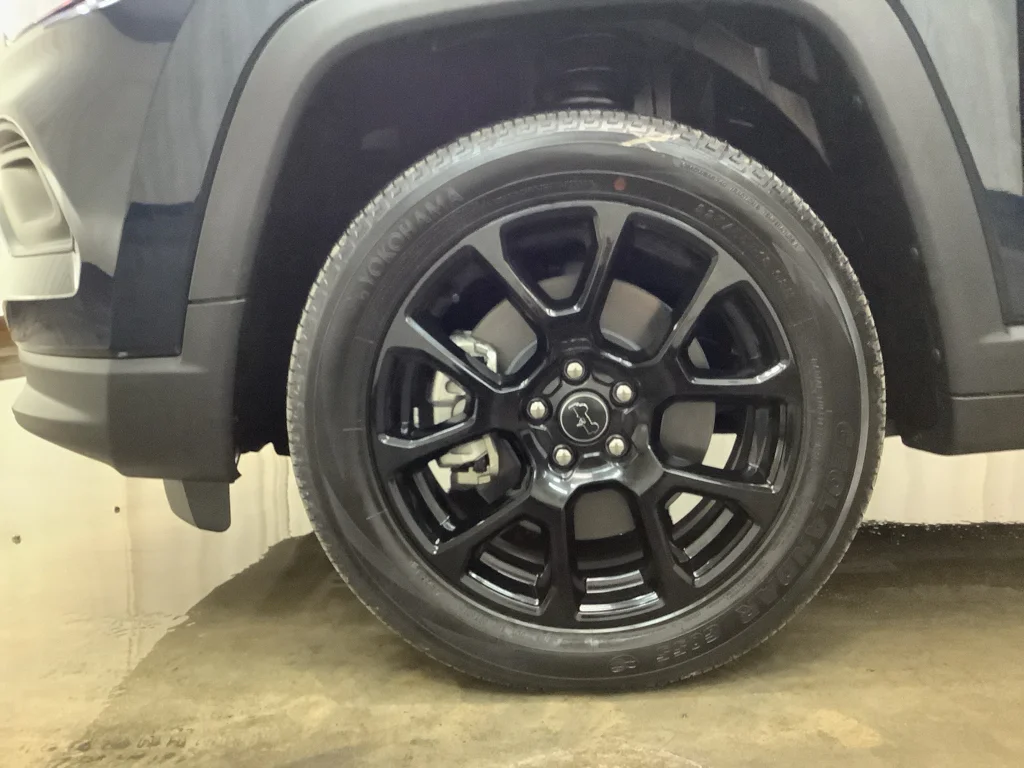 New 2026 Fathom Blue Pearl-Coat Exterior Paint Jeep Latitude image 23