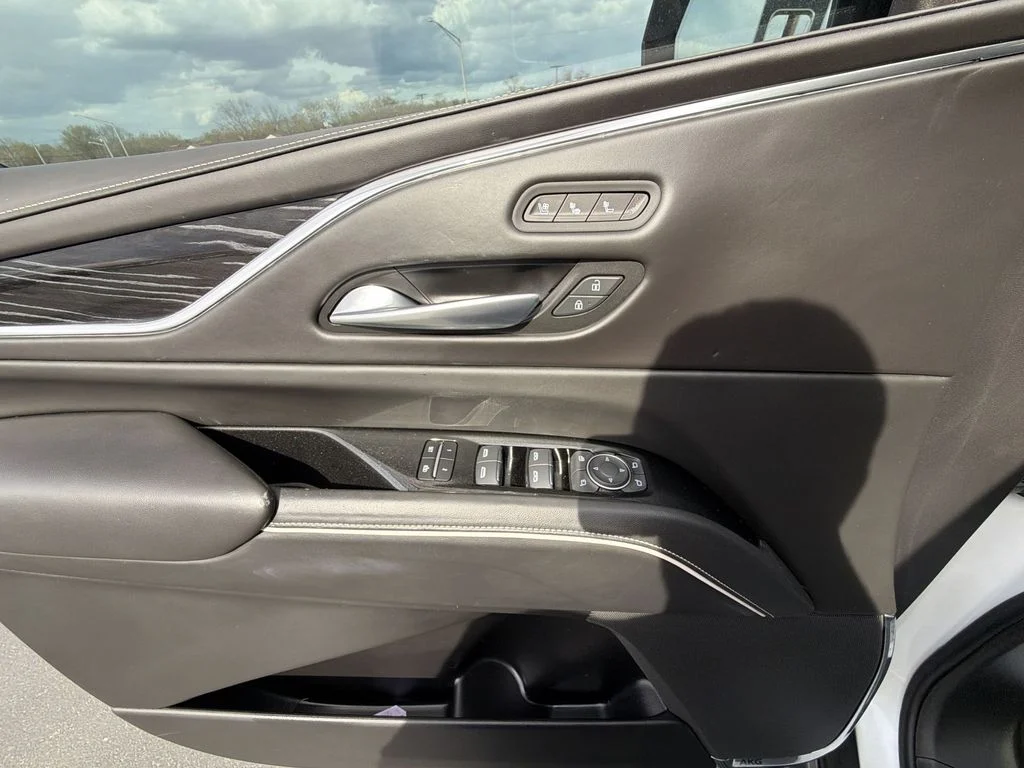Used 2023 White Cadillac V-Series image 19