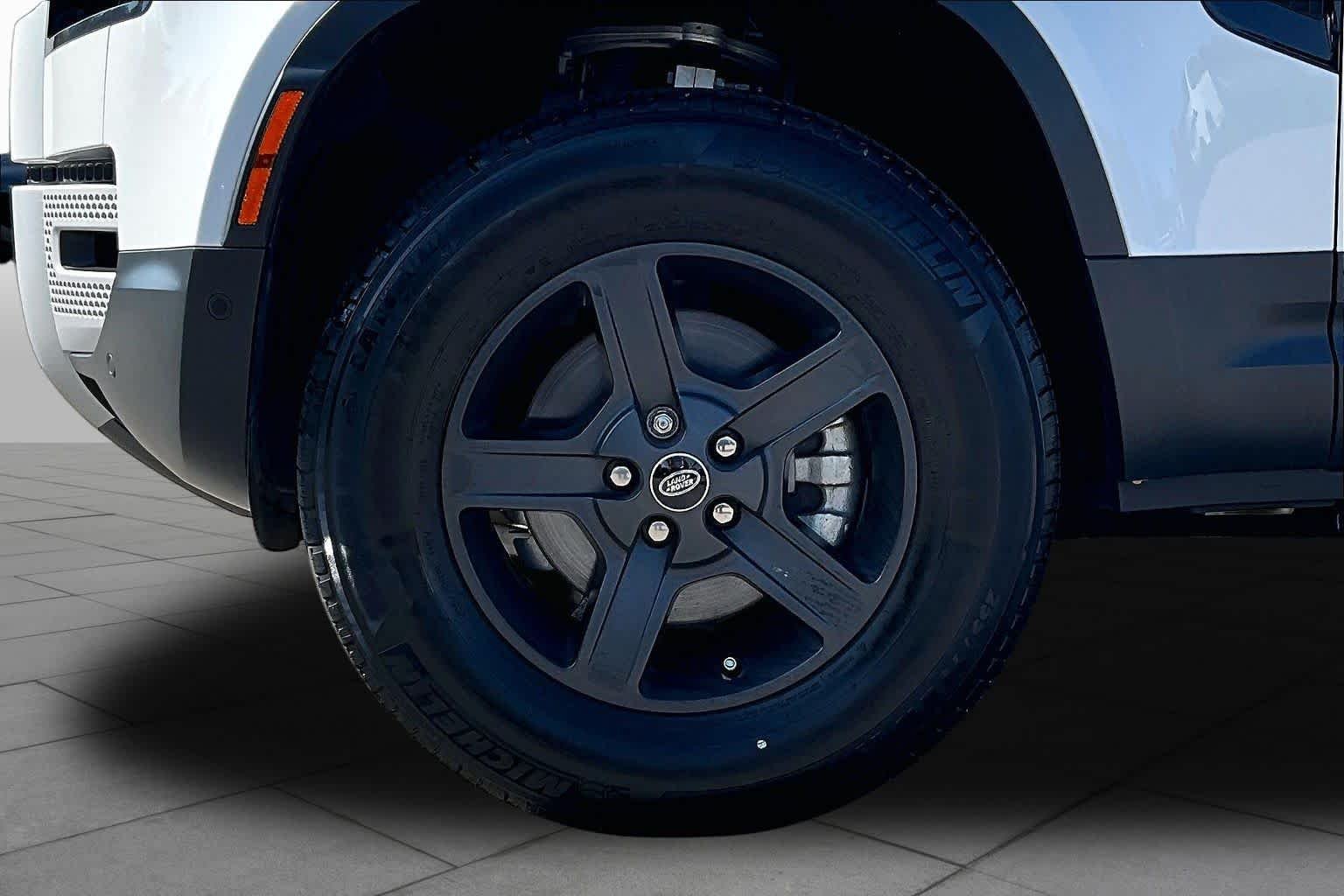 Used 2023 Fuji White Land Rover S image 10