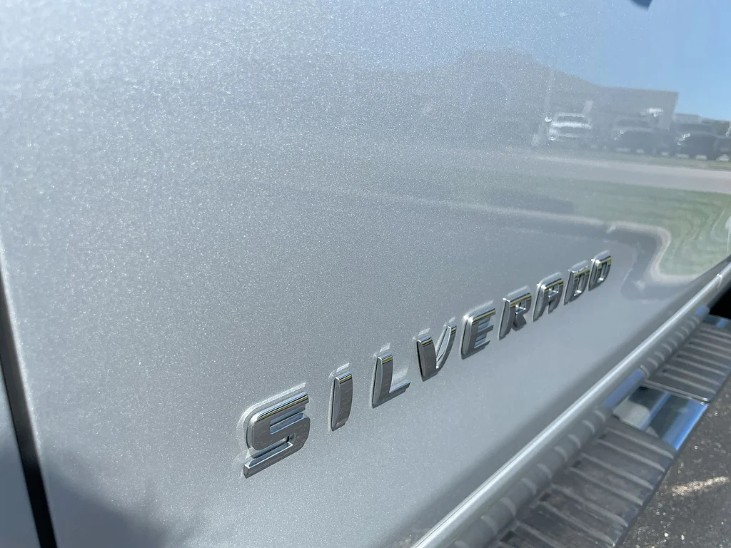 Used 2018 Silver Ice Metallic Chevrolet LT image 29