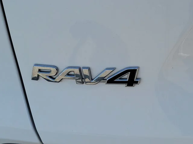 Used 2022 White Toyota XLE image 32