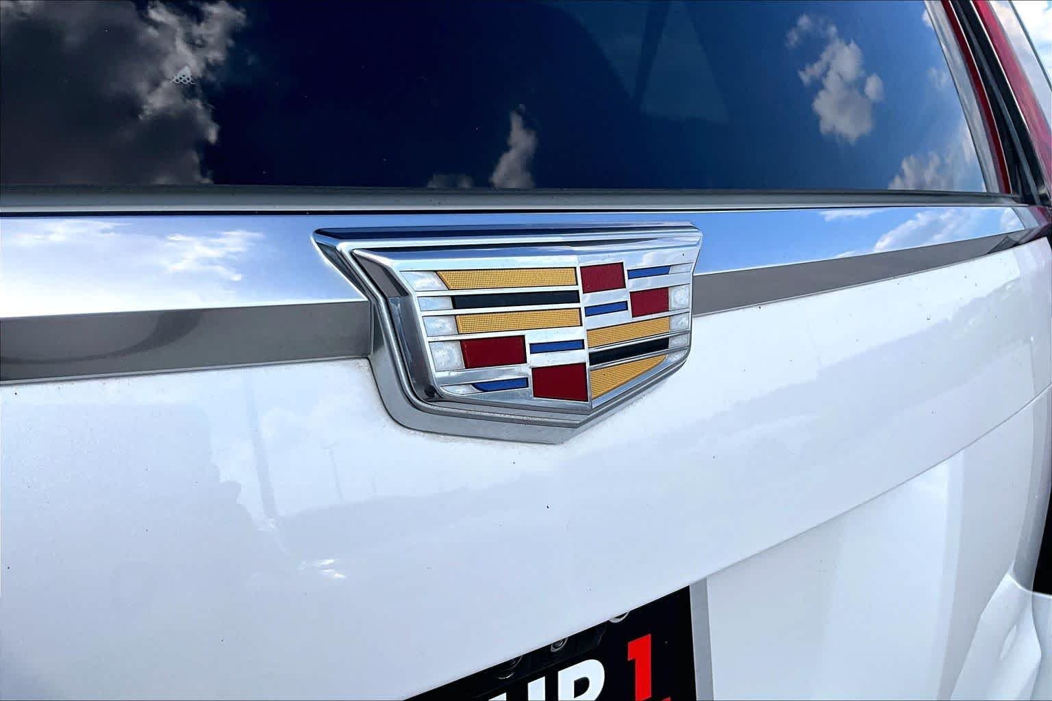 Used 2017 Crystal White Tricoat Cadillac Premium Luxury image 10