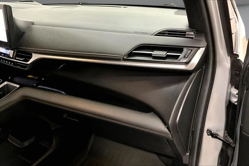 Used 2025 Silver Toyota Platinum image 27