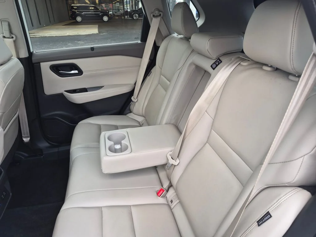 Used 2023 White Nissan SL image 17