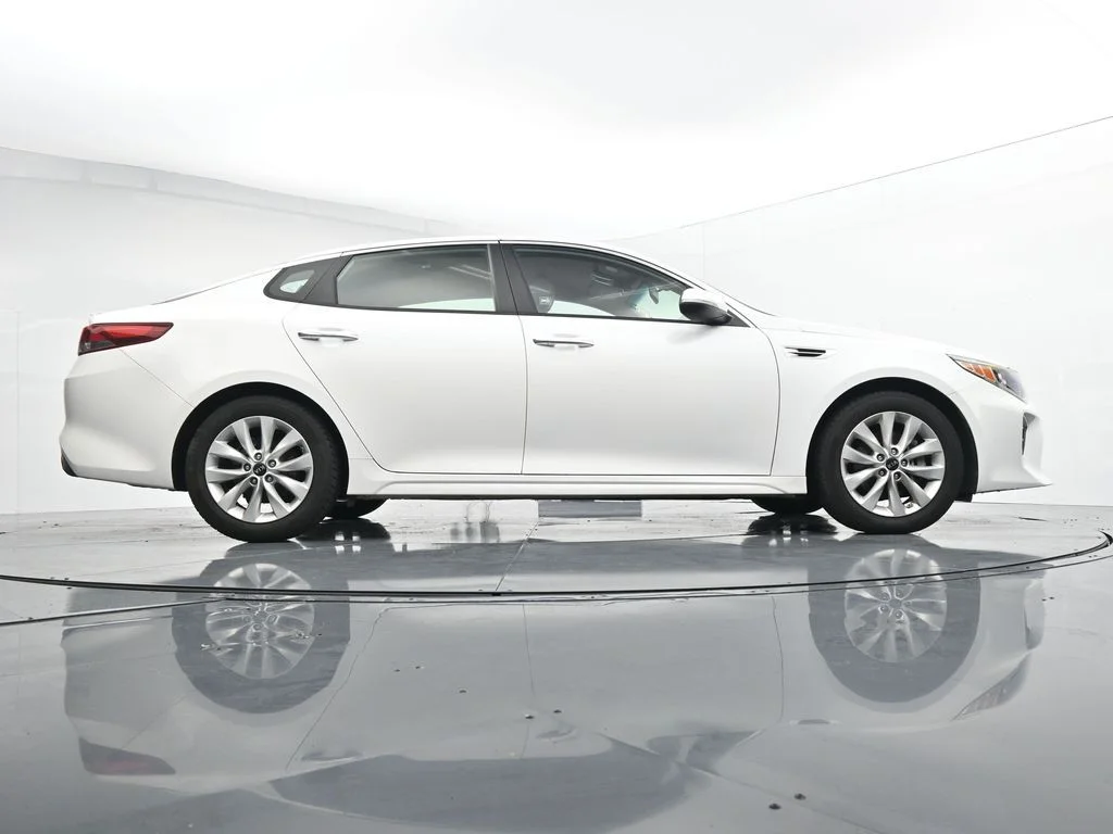 Used 2018 White Kia S image 34
