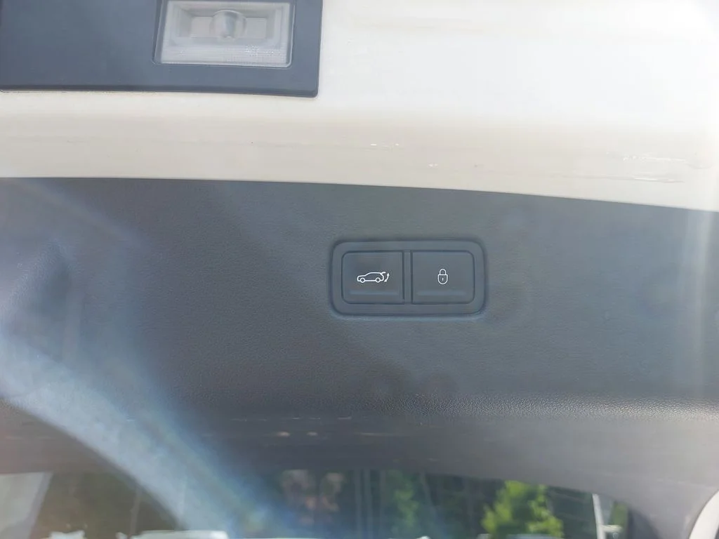 Used 2022 White Genesis 2.5T image 13