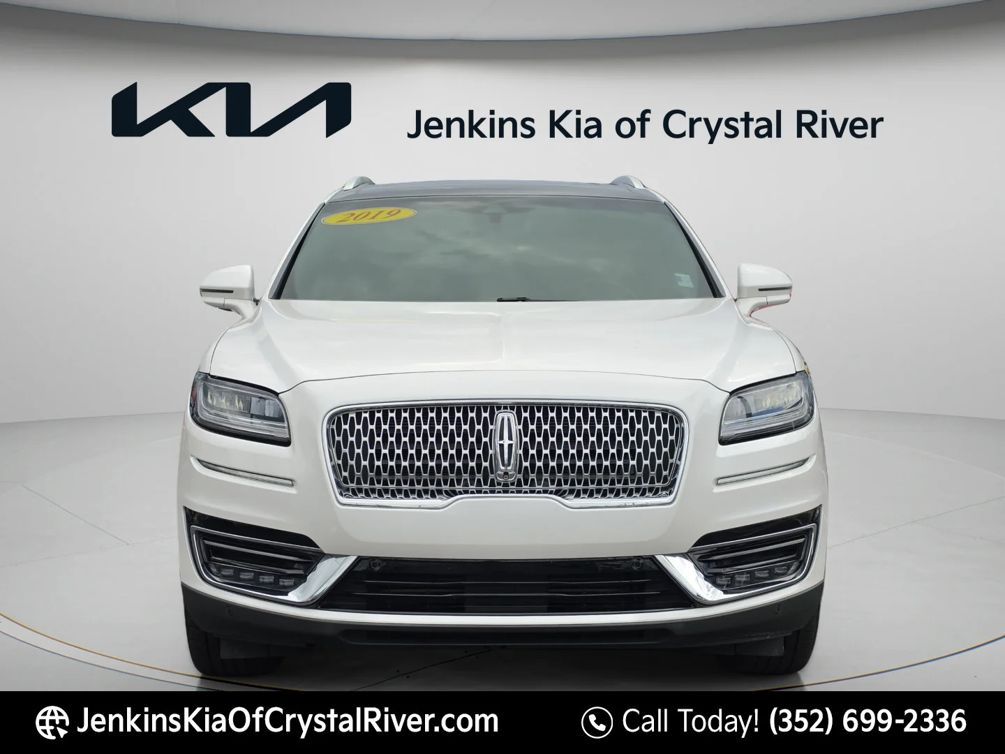 Used 2019 White Platinum Clearcoat Metallic Lincoln Reserve image 12