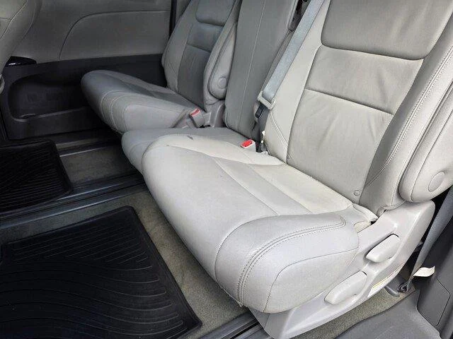 Used 2015 Silver Sky Metallic Toyota XLE Premium 8-Passenger image 24