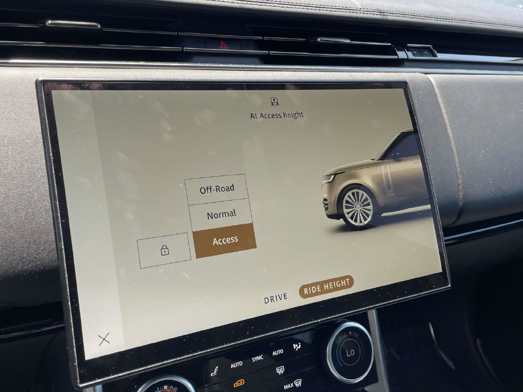 Used 2022 Fuji White Land Rover SE image 28
