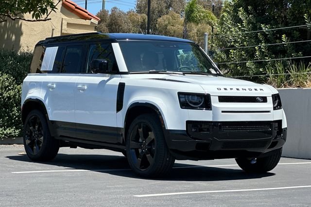 New 2026 White Land Rover X-Dynamic SE image 7
