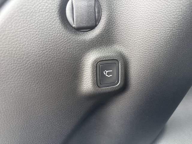 New 2026 White/off-white Jeep Latitude image 19