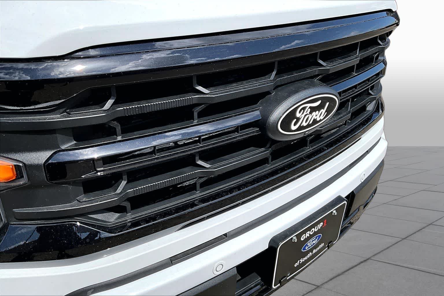 Used 2025 Oxford White Ford XLT image 30
