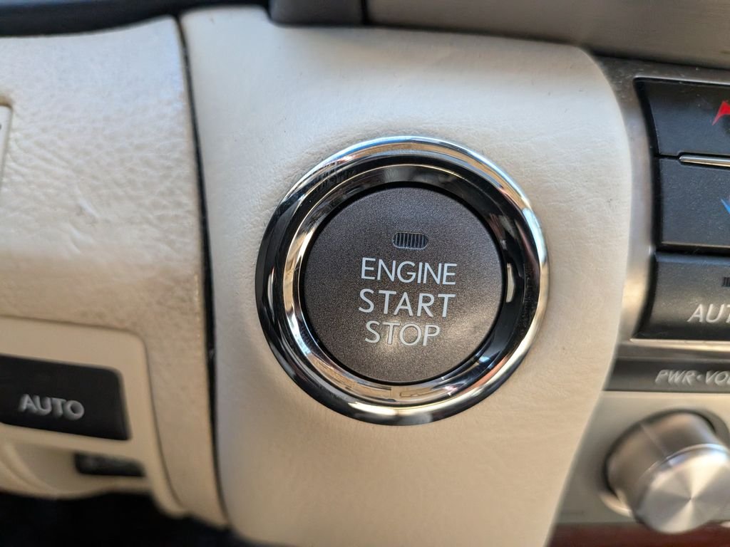 Used 2013  Lexus 460 image 16