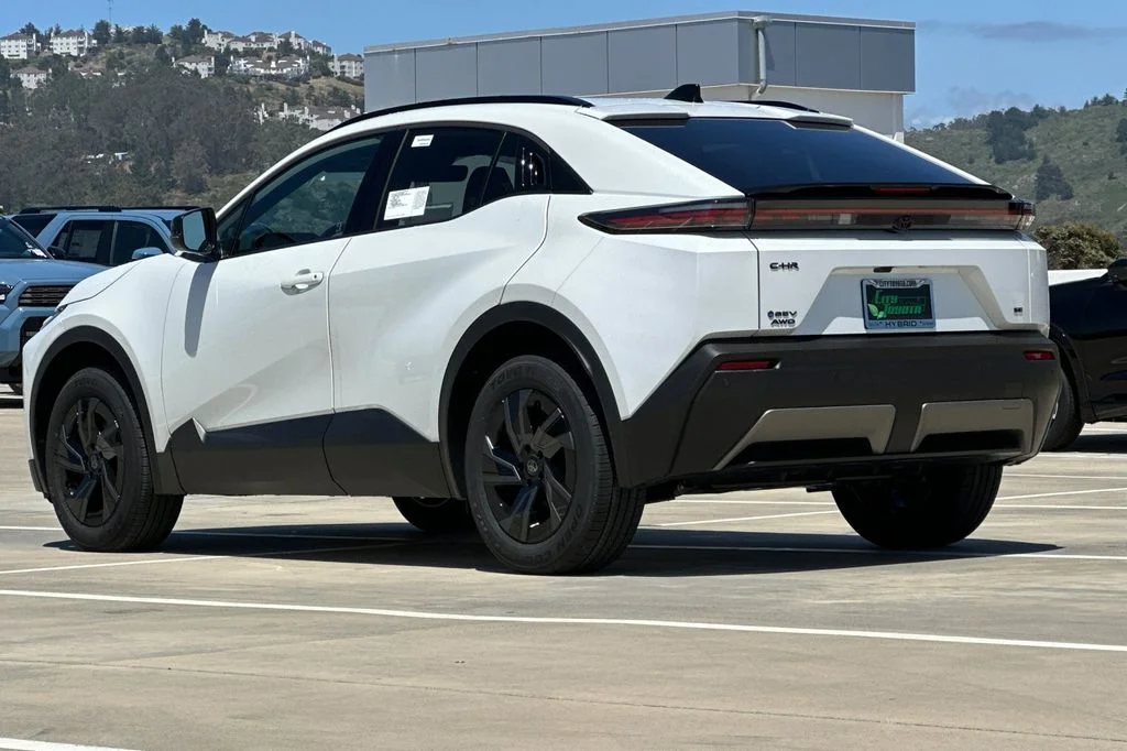 New 2026 Wind Chill Pearl <sup>1</sup> Toyota  SE image 6