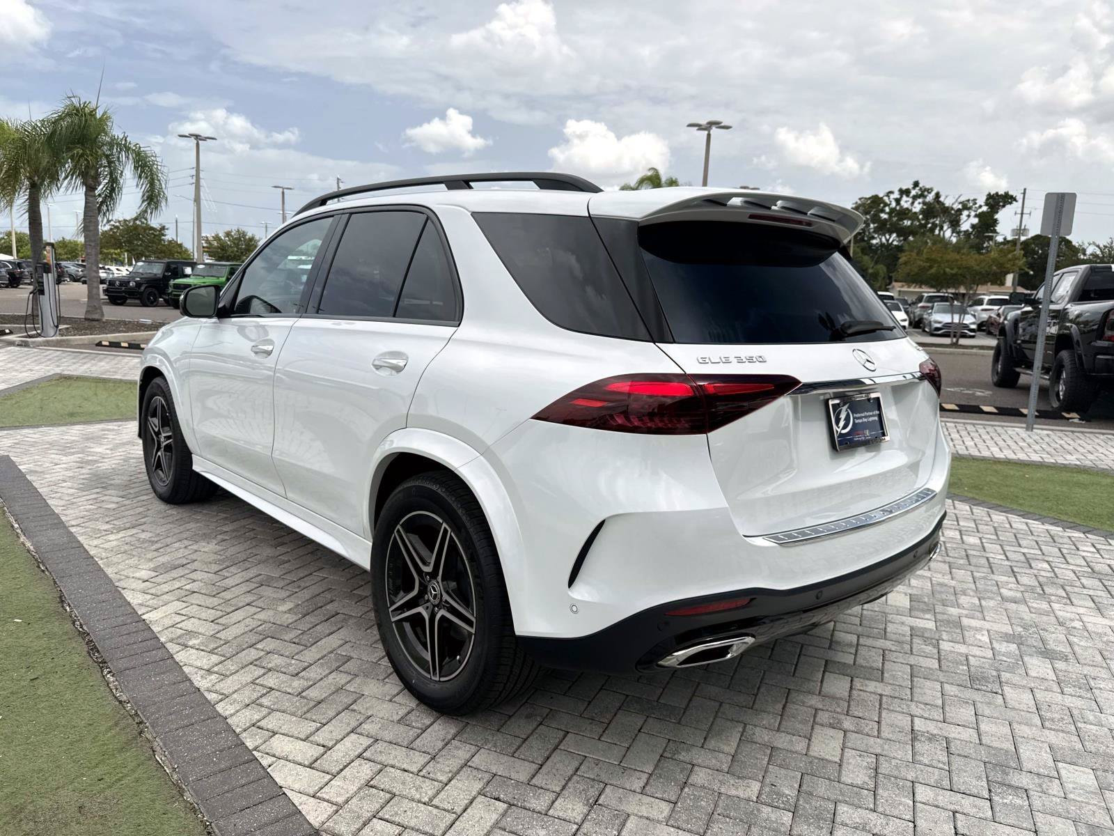New 2026 Moonlight White Mercedes-Benz 350 4MATIC® SUV image 4