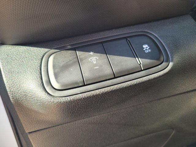 Used 2025 White Hyundai SEL image 19