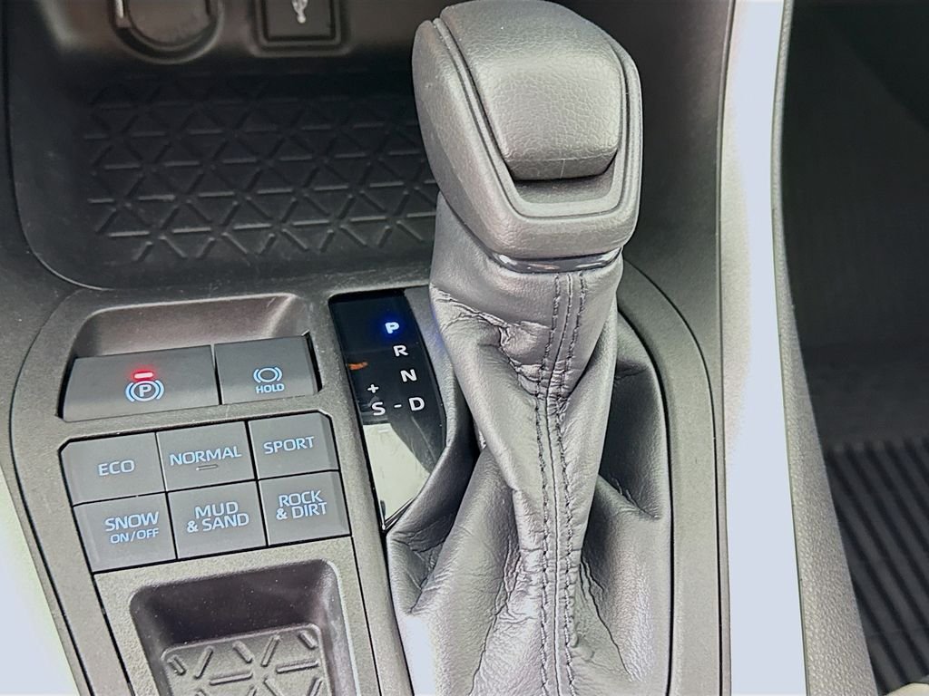 Used 2022 Silver Toyota XLE image 18