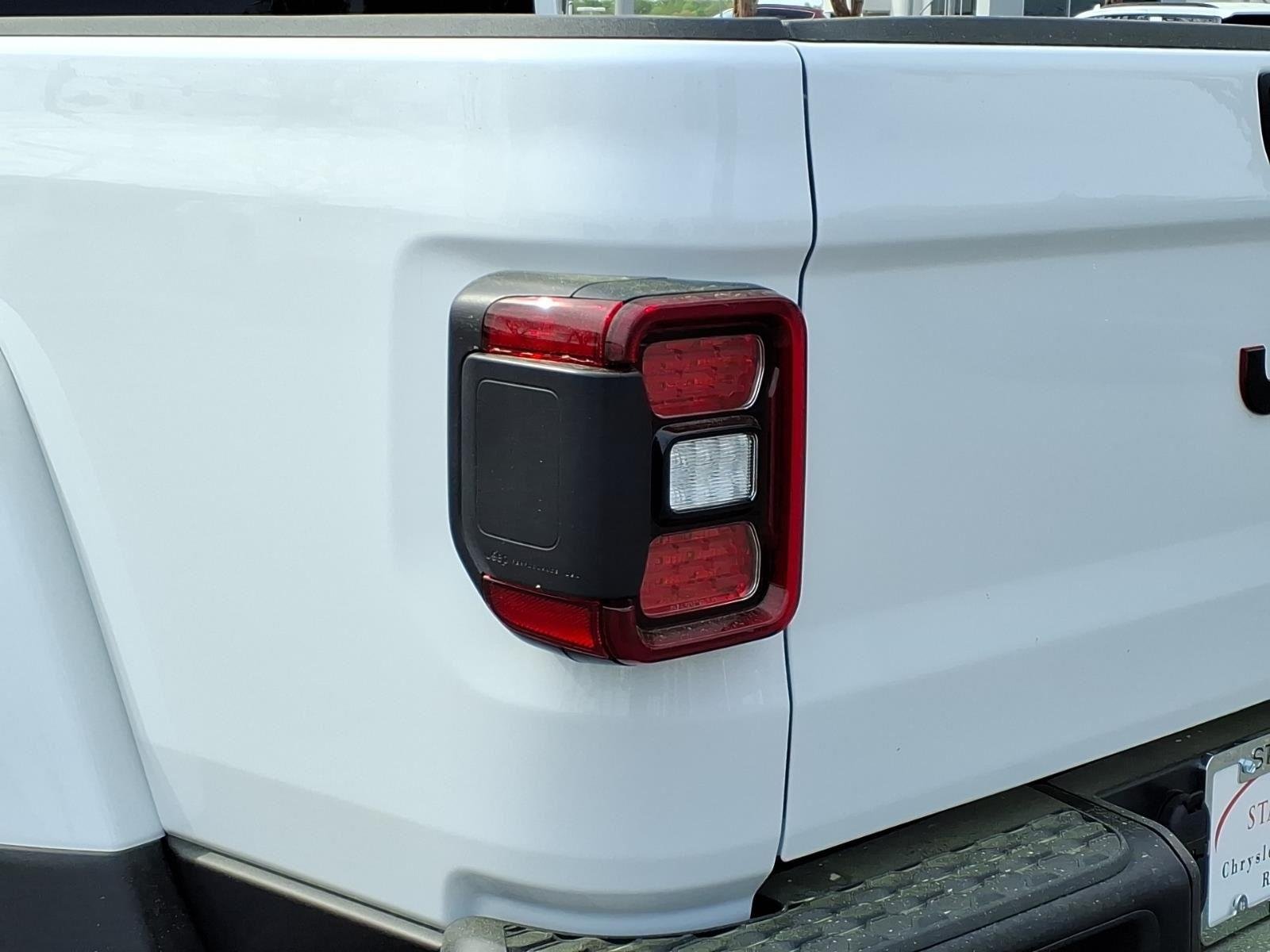 New 2026 Bright White Clear-Coat Exterior Paint Jeep  image 15