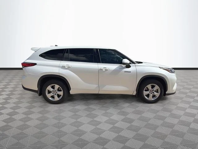 Used 2020 White Toyota LE image 4