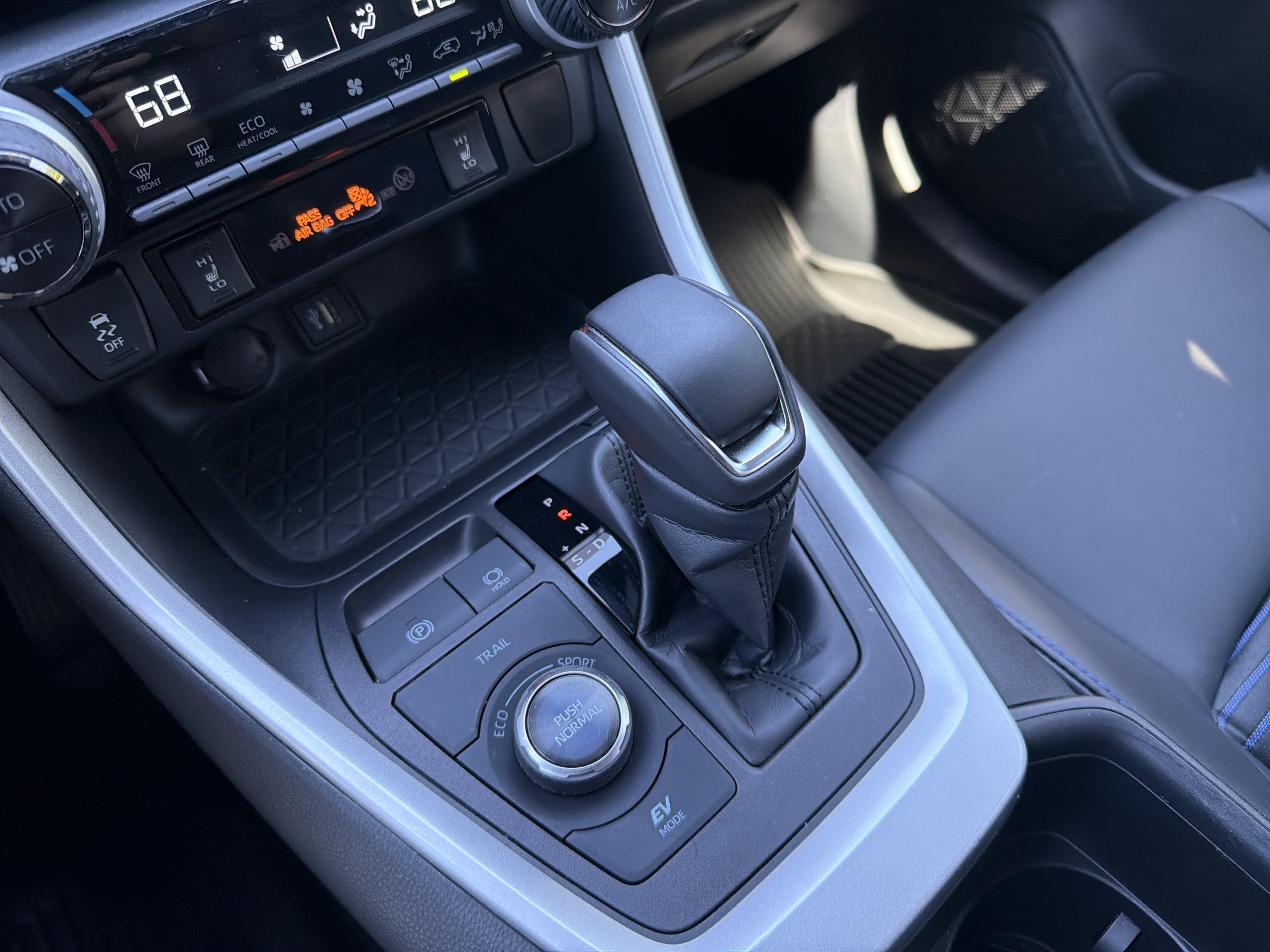 2024 Toyota RAV4 XSE - Photo 27