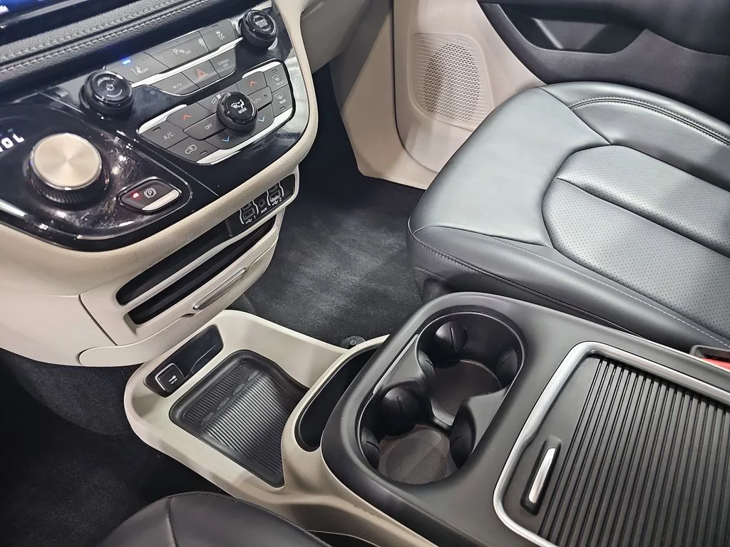 2023 Chrysler Pacifica Hybrid Touring L - Photo 31