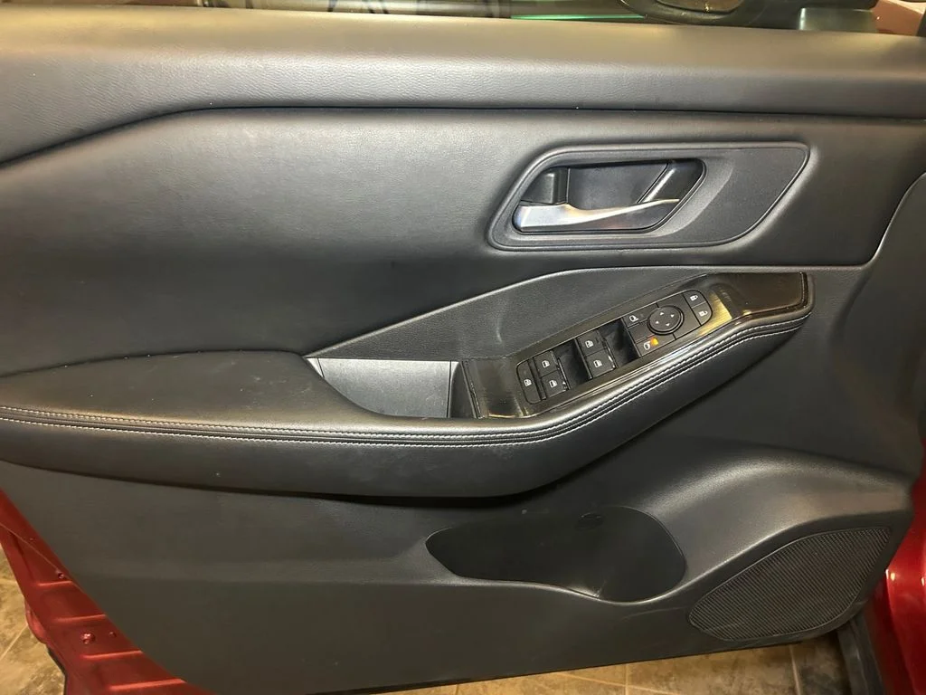 Used 2025 Scarlet Nissan SV image 21