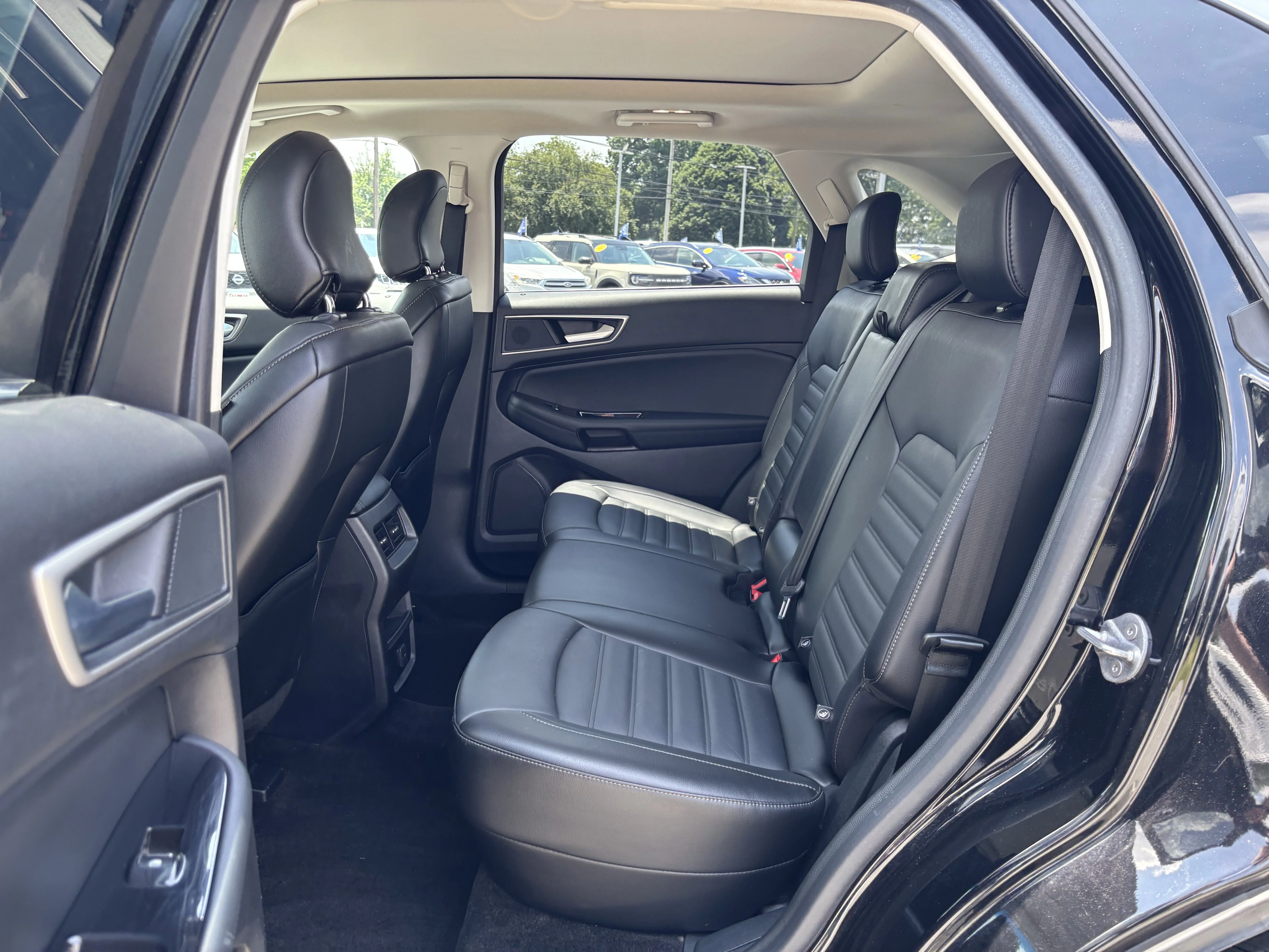 Used 2018 Shadow Black Ford SEL image 30