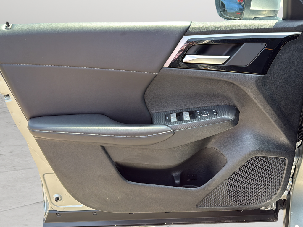 Used 2024 Silver Mitsubishi SE image 11