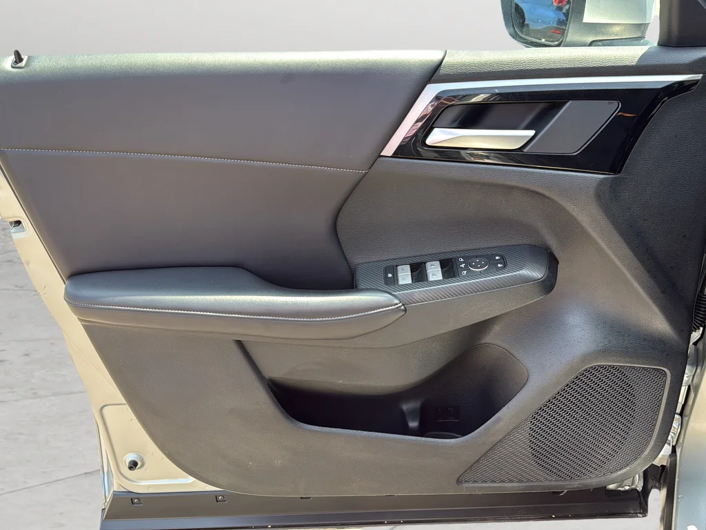 Used 2024 Silver Mitsubishi SE image 11