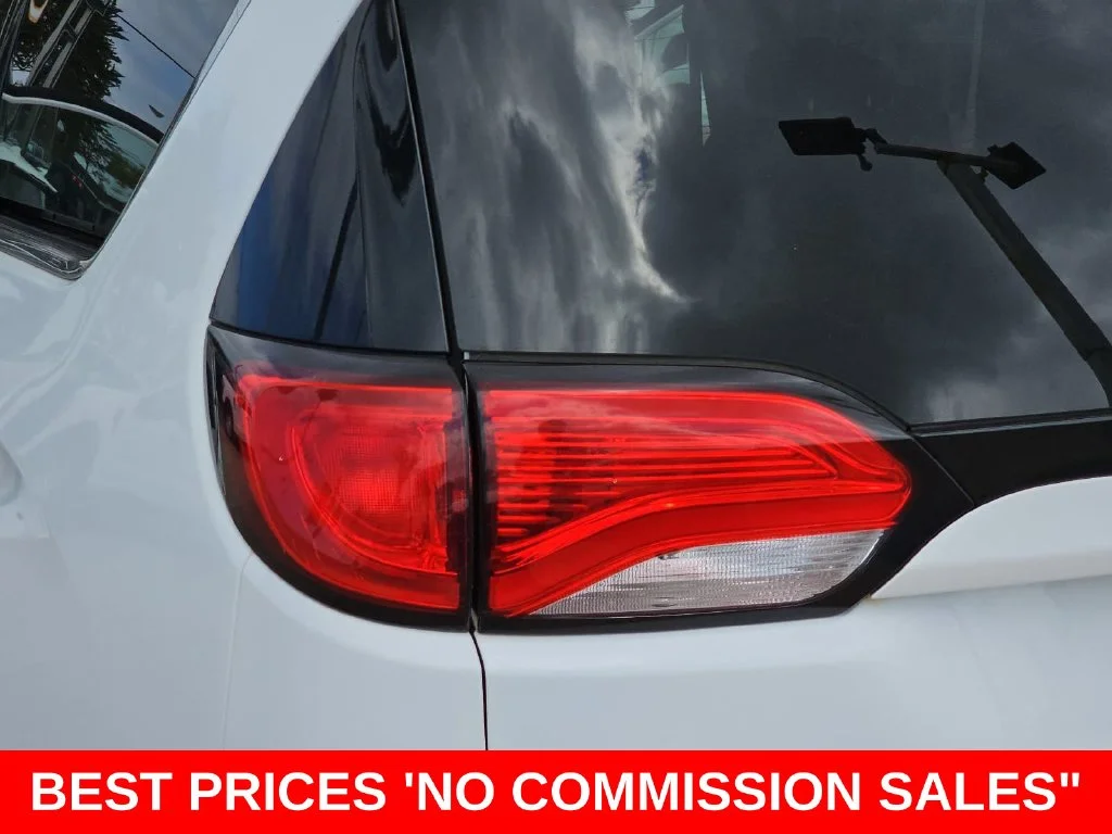 Used 2018 White Chrysler Touring L image 41