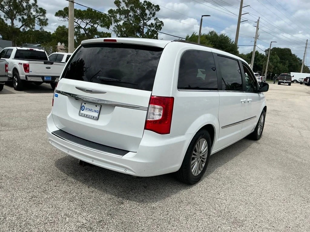 Used 2014 White Chrysler Touring-L image 11