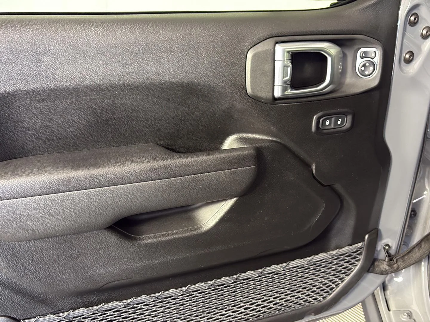 Used 2023 Sting-Gray Clearcoat Jeep Rubicon image 28