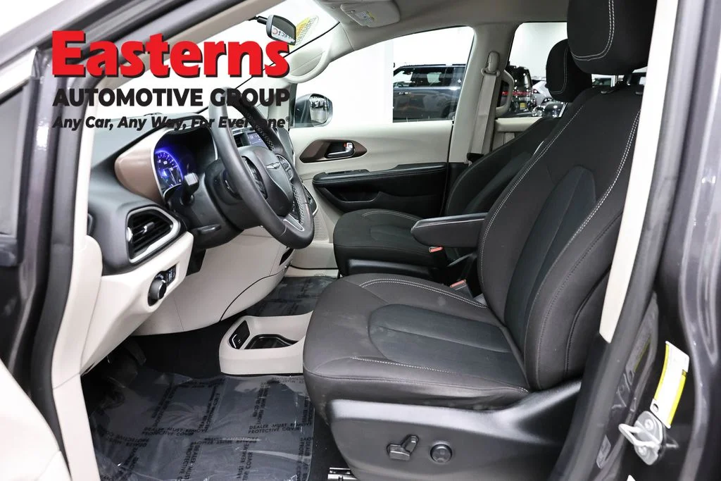 Used 2022 Gray Chrysler LX image 14