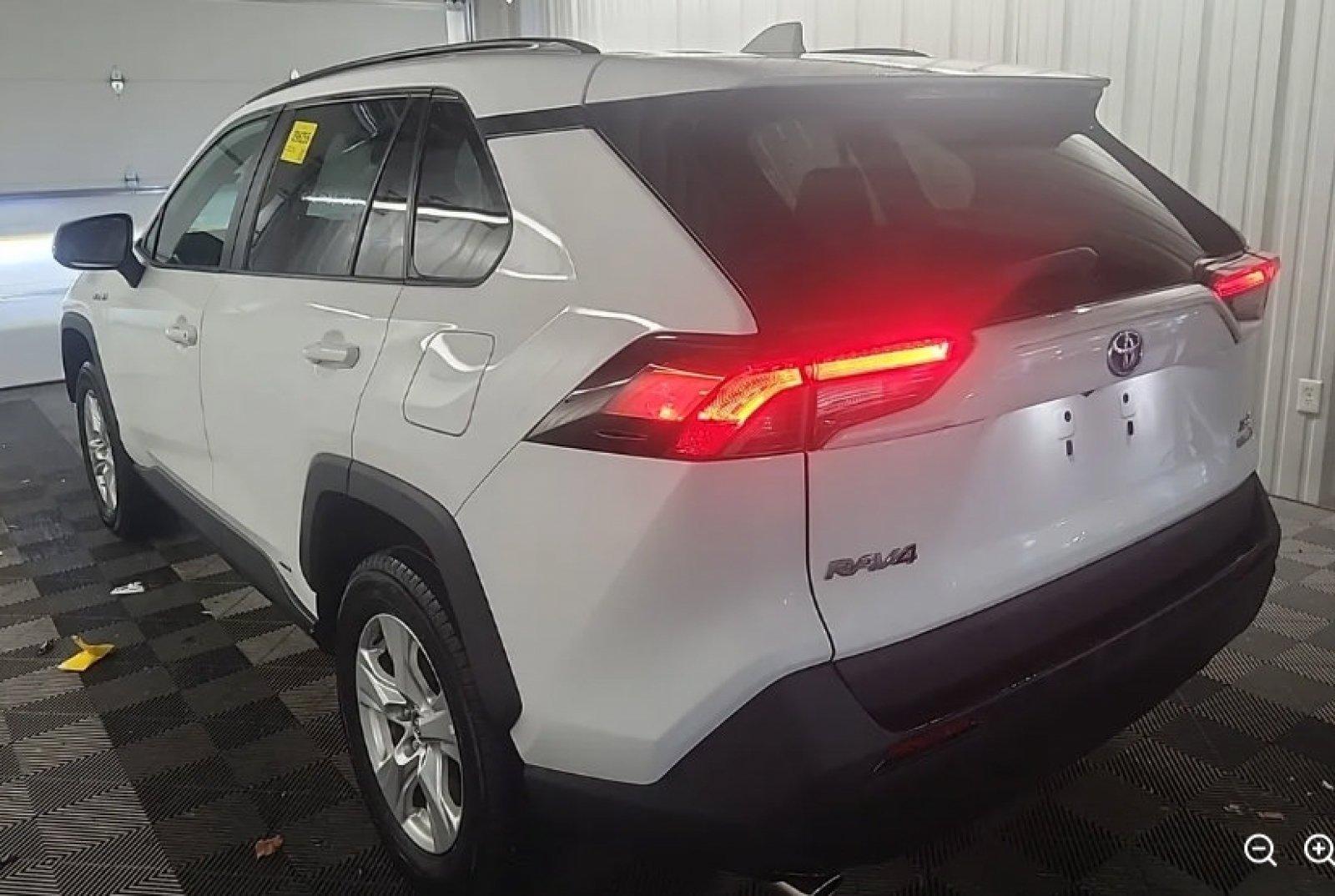Used 2021 Super White Toyota Hybrid XLE image 2