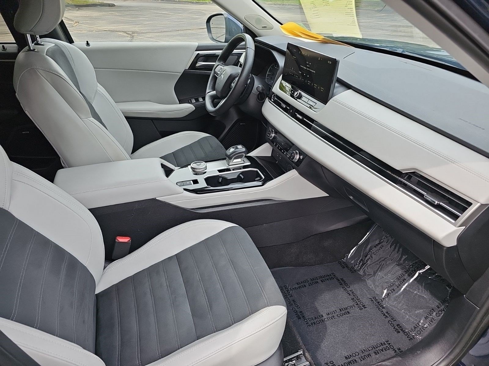 Used 2025 Silver Mitsubishi SE image 9