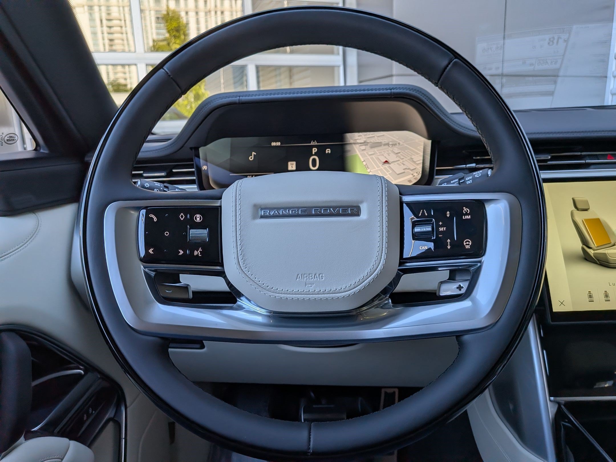 New 2026 Ostuni Pearl White Land Rover P530 SE 7 Seat image 15