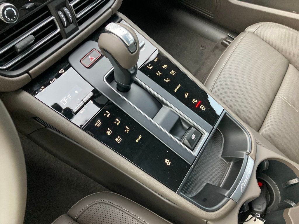 2026 Porsche Macan T - Photo 11