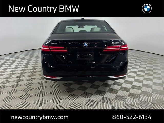 New 2027 Black Sapphire Metallic BMW 550e xDrive image 6