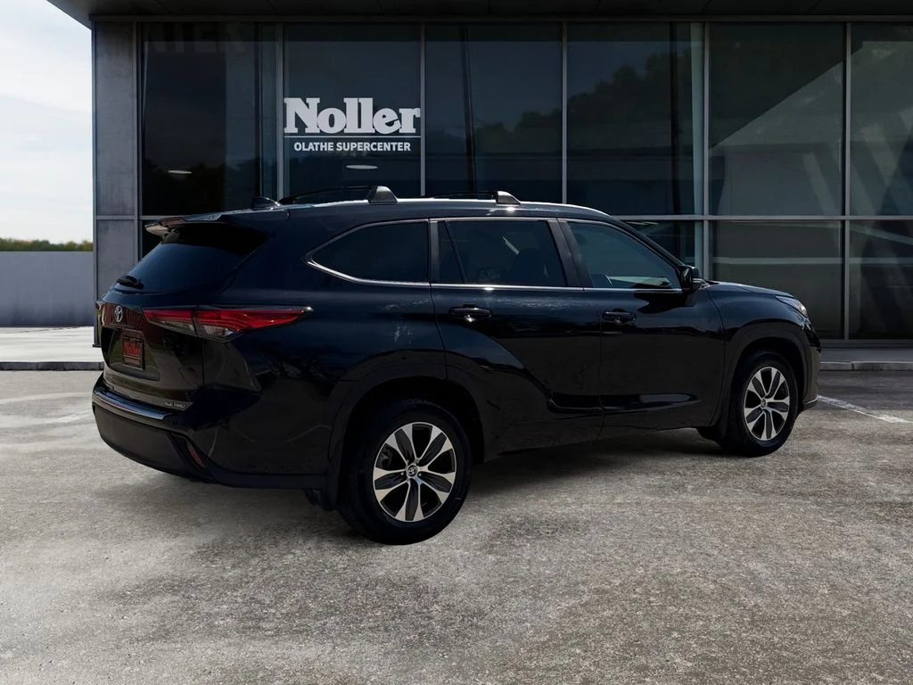 Used 2023 Toyota Highlander XLE with VIN 5TDKDRBH2PS526092 for sale in Kansas City
