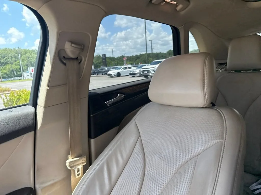 Used 2017 White Platinum Clearcoat Metallic Lincoln Reserve image 5