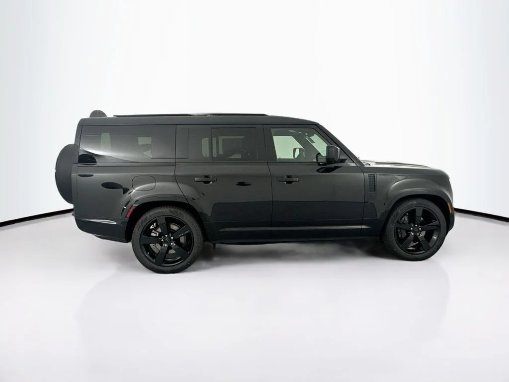 New 2026 Santorini Black Land Rover X-Dynamic SE image 4