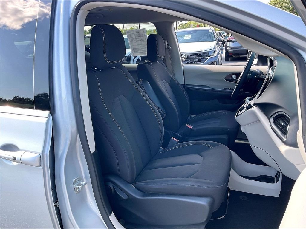 Used 2023 Silver Mist Clearcoat Chrysler LX image 10