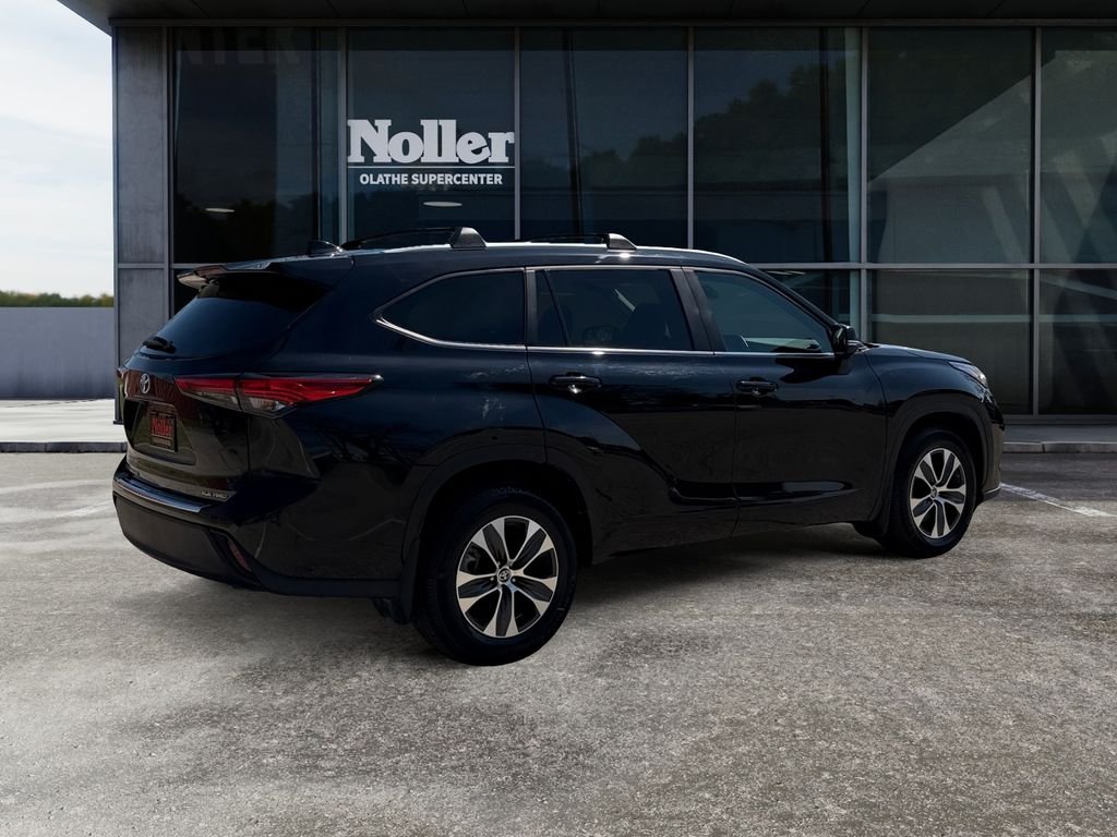 Used 2023 Toyota Highlander XLE with VIN 5TDKDRBH2PS526092 for sale in Kansas City