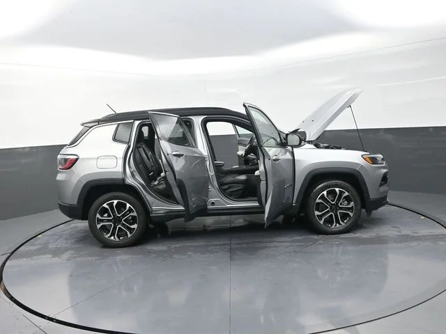 Used 2024  Jeep Limited image 45
