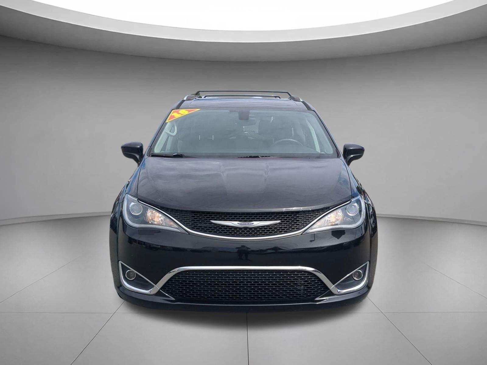 Used 2018 Brilliant Black Crystal Pearlcoat Chrysler Touring L Plus image 8