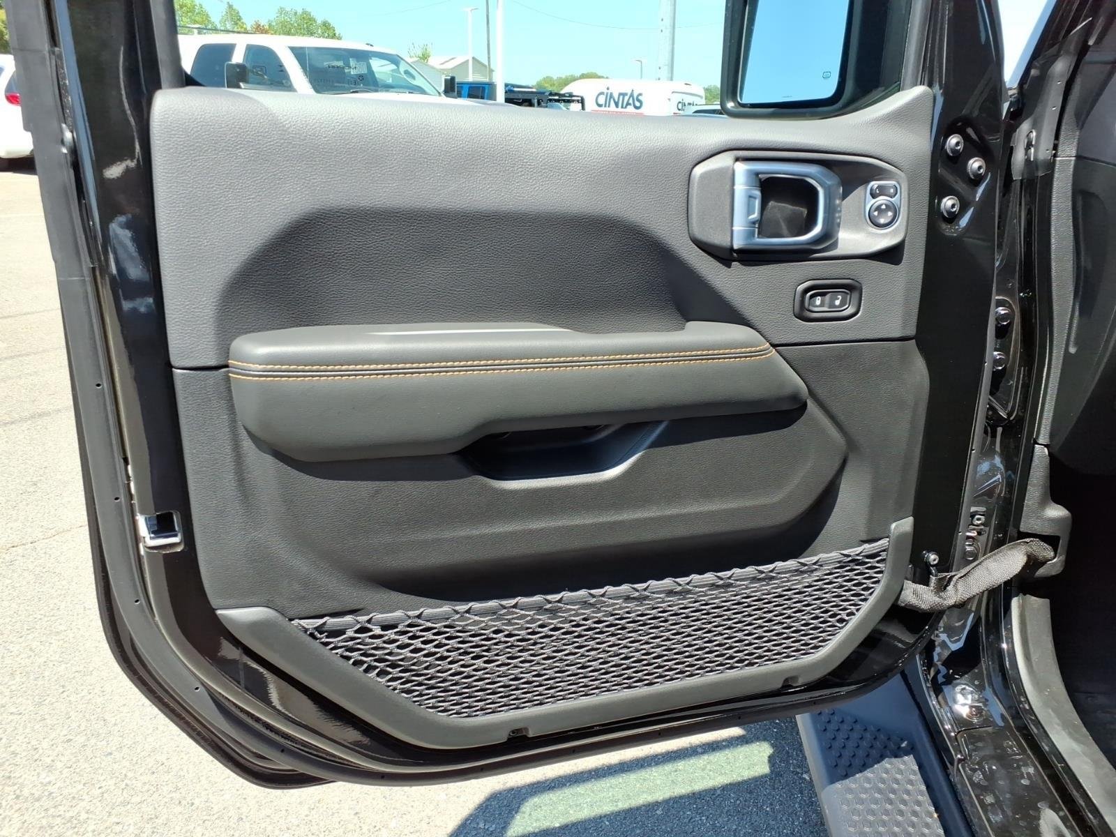 New 2026 Black Clear-Coat Exterior Paint Jeep Sahara image 28